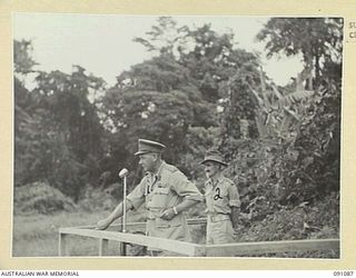 LAE AREA, NEW GUINEA. 1945-04-25. MAJOR-GENERAL C.H. SIMPSON, SIGNAL OFFICER- IN- CHIEF (1), ADDRESSING 19 LINES OF COMMUNICATION SIGNALS PERSONNEL. THEIR COMMANDING OFFICER, LIEUTENANT-COLONEL ..