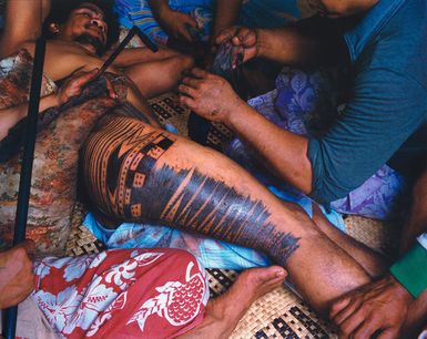 Mark Adams - 1982. Farwood Drive, Henderson, West Auckland. Tattooing Uli. Tufuga tatatau: Su'a Tavui Pasina Iosefo Ah Ken