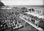 Beauty pageant contestants and crowd, Marine Parade, Napier