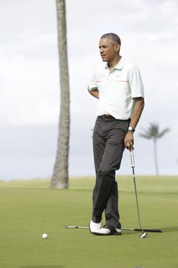 Barack Obama plays golf with Prime Minister Najib Razak, Joe Paulsen, and Mike Brush in Kaneohe Bay, Hawaii, December 24, 2014