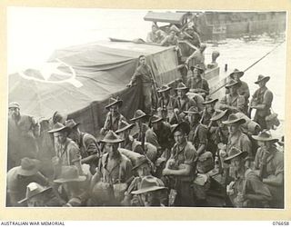 JACQUINOT BAY, NEW BRITAIN. 1944-11-04. TROOPS OF D COMPANY, 14/32ND INFANTRY BATTALION DISEMBARKING FROM THE TROOPSHIP, "CAPE ALEXANDER"