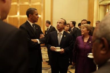 Barack Obama talks with leaders prior to the climate change breakfast in Singapore, November 15, 2009