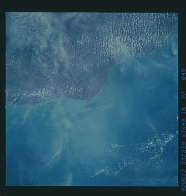 S49-97-045 - STS-049 - STS-49 earth observations