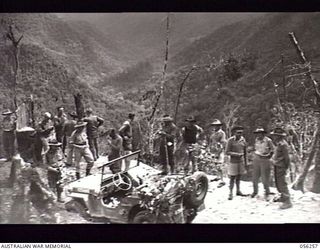 REINHOLD HIGHWAY, NEW GUINEA. 1943-08-25. VIEW OF THE ELOA RIVER VALLEY FROM BANNON'S LOOKOUT. PHOTOGRAPH SHOWS PARTY FROM HEADQUARTERS, ROAYL AUSTRALIAN ENGINEERS, 11TH AUSTRALIAN DIVISION, WHO ..