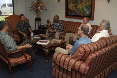 [Assignment: 48-DPA-SOI_K_Guam_6-6-7-07] Pacific Islands Tour: Visit of Secretary Dirk Kempthorne [and aides] to Guam, U.S. Territory [48-DPA-SOI_K_Guam_6-6-7-07__DI12266.JPG]