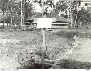 LAE, NEW GUINEA. 1944-09-04. UNIT AND AERIAL OF THE SPECIAL FIELD STRENGTH MEASURING EQUIPMENT USED BY SCIENTISTS FROM THE C.S.I.R., (COUNCIL FOR SCIENTIFIC AND INDUSTRIAL RESEARCH) NEW ZEALAND IN ..