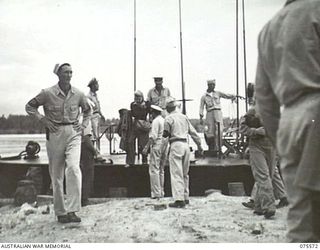 MILILAT, NEW GUINEA. 1944-08-31. MEMBERS OF THE BOB HOPE CONCERT PARTY DISEMBARKING FROM A SPECIAL LAUNCH PLACED AT THEIR DISPOSAL DURING THEIR TOUR OF THE FORWARD AREAS