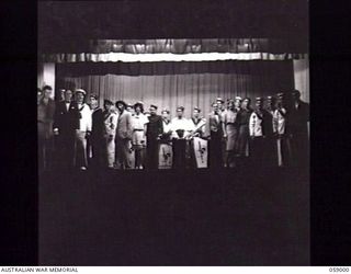 KONEDOBU (KANEDABU), NEW GUINEA. 1943-10-27. THE ENTIRE CAST OF THE 7TH AUSTRALIAN DIVISION CONCERT PARTY ON STAGE TAKE A BOW AT THE CONCLUSION OF ONE OF THEIR PERFORMANCES