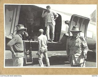 MAREEBA, QLD. 1944-04-13. NX132 CAPTAIN G.C. QUONOEY, STAFF CAPTAIN, 2/1ST MOVEMENT AND TRANSPORT GROUP, LEFT (2) GREETING VX20308 LIEUTENANT-GENERAL F.H. BERRYMAN, CBE., DSO., GENERAL OFFICER ..