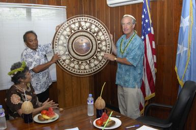 [Assignment: 48-DPA-SOI_K_Pohnpei_6-10-11-07] Pacific Islands Tour: Visit of Secretary Dirk Kempthorne [and aides] to Pohnpei Island, of the Federated States of Micronesia [48-DPA-SOI_K_Pohnpei_6-10-11-07__DI13728.JPG]