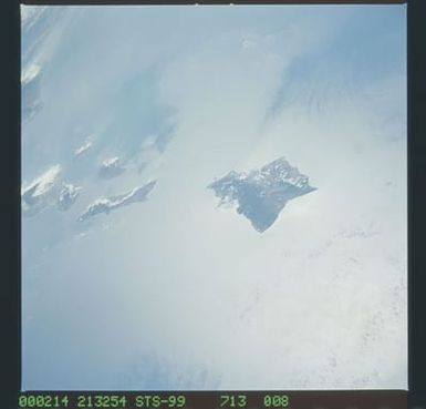STS099-713-008 - STS-099 - Earth observations of the Hawaiian Islands taken from OV-105 during STS-99