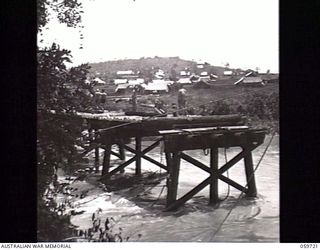 DONADABU, NEW GUINEA. 1943-11-03. SAPPERS OF THE 24TH AUSTRALIAN FIELD COMPANY, ROYAL AUSTRALIAN ENGINEERS CONSTRUCTING A NEW EIGHT SPAN WOODEN BRIDGE OVER THE LALOKI RIVER. AT THIS STAGE THE ..