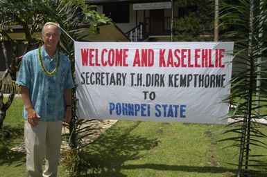 [Assignment: 48-DPA-SOI_K_Pohnpei_6-10-11-07] Pacific Islands Tour: Visit of Secretary Dirk Kempthorne [and aides] to Pohnpei Island, of the Federated States of Micronesia [48-DPA-SOI_K_Pohnpei_6-10-11-07__DI13760.JPG]