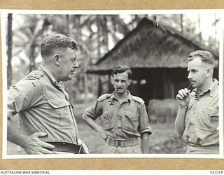 MILNE BAY, NEW GUINEA. 1943-06-26. LIEUTENANT COLONEL H.T. ALLEN, OBE., MC., (LEFT), LIAISON OFFICER, AUSTRALIAN AND UNITED STATES FORCES, TALKS WITH "G" OFFICERS, QX40786 CAPTAIN J.S. MELLICK ..