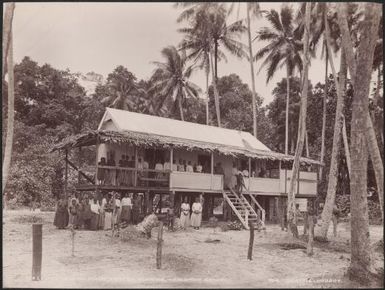 Villagers gathered at the ladies mission house in Honggo, Solomon Islands, 1906 / J.W. Beattie