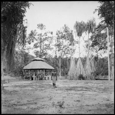 Round Kunai house, New Guinea, ca. 1936 / Sarah Chinnery