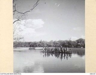 HANSA BAY, NEW GUINEA. 1944-07-08. A PATROL RETURNING DOWN THE BOTOI RIVER FROM FORWARD POSITIONS FOR RATIONS FOR NO. 5 PLATOON, A COMPANY, 1ST PAPUAN INFANTRY BATTALION. THEY HAVE BORROWED A LOCAL ..