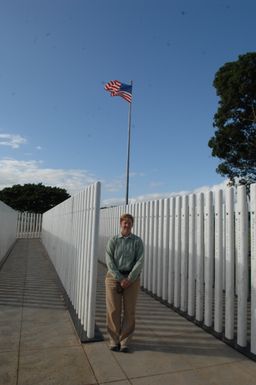 [Assignment: 48-DPA-09-30-08_SOI_K_NPS_Arizona] Visit of Secretary Dirk Kempthorne and aides to the U.S.S. Arizona Memorial, Pearl Harbor, Honolulu, Hawaii, [for tours, discussions with local officials] [48-DPA-09-30-08_SOI_K_NPS_Arizona_DOI_0973.JPG]