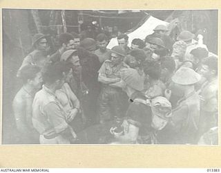 1942-10-08. MR DRAKEFORD MIXED FREELY WITH THE MEN IN NEW GUINEA AND DID HIS BEST TO ANSWER THE MANY QUESTIONS PUT TO HIM BY THE TROOPS. (NEGATIVE BY BOTTOMLEY)