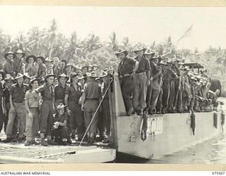 MILILAT, NEW GUINEA. 1944-08-31. ONE OF THE MANY BARGES CROWDED WITH AUSTRALIAN SERVICEMEN OF THE 5TH DIVISION, LEAVING MILILAT FOR ALEXISHAFEN TO ATTEND A CONCERT GIVEN BY THE BOB HOPE CONCERT ..