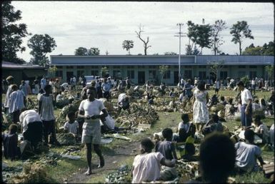 The native market (5) : Rabaul, New Britain, Papua New Guinea, 1960-1961 / Terence and Margaret Spencer