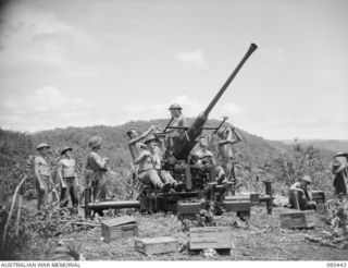 KAKAKOG, NEW GUINEA. 1943-11-07. TROOPS OF THE 12TH BATTERY, 2/4TH AUSTRALIAN LIGHT ANTI-AIRCRAFT REGIMENT MANNING ONE OF THEIR 40MM BOFORS ANTI-AIRCRAFT GUNS. THEY ARE: NX140486 GUNNER E. J. R. ..