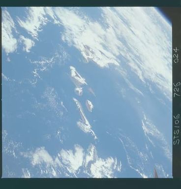 STS106-726-024 - STS-106 - The Hawaiian Island chain taken from Atlantis during STS-106.