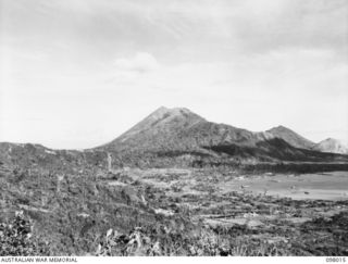 OBSERVATORY HILL, NEW BRITAIN. 1945-10-13. PANORAMIC VIEW OF SIMPSON HARBOUR AND BLANCHE BAY SHOWING SHIPPING AND HARBOUR INSTALLATIONS, VIEWED FROM OBSERVATORY HILL, IN 11 DIVISION AREA. (JOINS ..