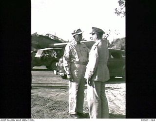 THE SOLOMON ISLANDS, 1945. AMERICAN MAJOR GENERAL R.J. MITCHELL SPEAKING TO A NEW ZEALAND OFFICER AS THE GENERAL PREPARES TO DEPART FROM BOUGAINVILLE ISLAND. (RNZAF OFFICIAL PHOTOGRAPH.)