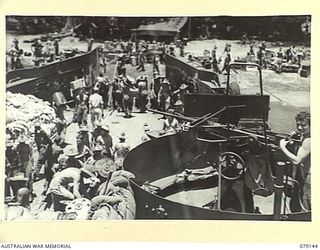 TSIMBA AREA, BOUGAINVILLE ISLAND. 1945-02-16. TROOPS OF THE 4TH FIELD REGIMENT, BRINGING ASHORE THE UNIT SUPPLIES FROM THEIR LANDING BARGES AT PUTO