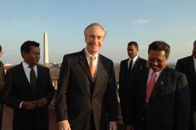 [Assignment: 48-DPA-02-25-08_SOI_K_Pres_Palau] Secretary Dirk Kempthorne [meeting at Main Interior] with government delegation from the Republic of Palau, [led by Palau President Tommy Remengesau. Secretary Kempthorne and President Remengesau discussed, among other subjects, the possibility of creating a National Heritage Area on the Palau island of Peleliu, along with the upcoming Review of the Palau-U.S. Compact of Free Association.] [48-DPA-02-25-08_SOI_K_Pres_Palau_IOD_1128.JPG]