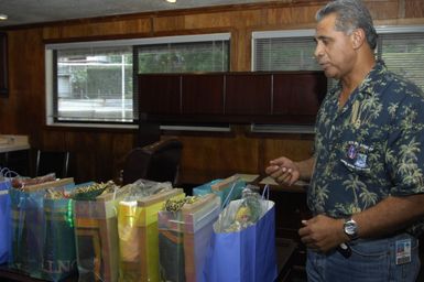 [Assignment: 48-DPA-SOI_K_Amer_Sam] Pacific Islands Tour: Visit of Secretary Dirk Kemmpthorne [and aides] to American Samoa, U.S. Territory [48-DPA-SOI_K_Amer_Sam__DI15344.JPG]