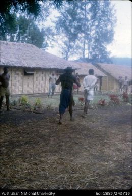 Man walking while tied, Kaa