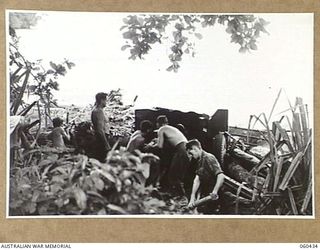 GODOWA, NEW GUINEA. 1943-11-05. GUNNERS OF THE 11TH BATTERY, 2/3RD AUSTRALIAN TANK ATTACK REGIMENT MANNING A 6-POUNDER GUN AT SIMBANG, LANGEMAK BAY. SHOWN ARE: NX21226 GUNNER A. J. ROCHOW OF ..