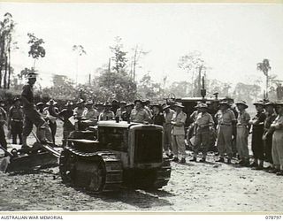 PEARL RIDGE AREA, BOUGAINVILLE ISLAND. 1945-01-31. A DEMONSTRATION OF MECHANICAL EQUIPMENT BEING CONDUCTED BY THE COMMANDER ROYAL ENGINEERS, HEADQUARTERS, 2ND AUSTRALIAN CORPS AT THE OLD SITE OF ..