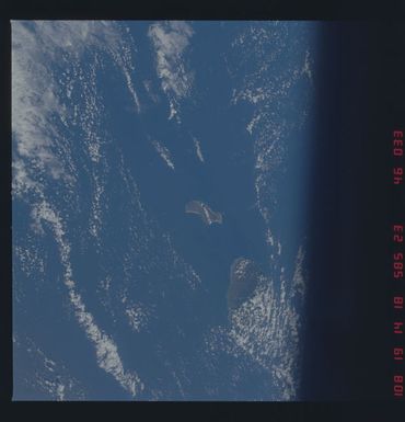 51D-46-033 - STS-51D - STS-51D earth observations