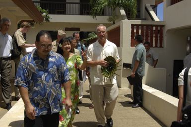 [Assignment: 48-DPA-SOI_K_Guam_6-6-7-07] Pacific Islands Tour: Visit of Secretary Dirk Kempthorne [and aides] to Guam, U.S. Territory [48-DPA-SOI_K_Guam_6-6-7-07__DI11225.JPG]