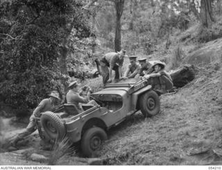 HERBERTON, QLD. 1943-07-09. JEEP DRIVER IN DIFFICULTIES DURING A TRAINING COURSE FOR MOTOR TRANSPORT DRIVERS, AT HEADQUARTERS, 6TH AUSTRALIAN DIVISION. SHOWN ARE:- NX6410 MAJOR J. F. H. BROWN; ..