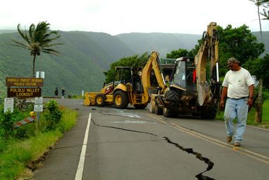 [Earthquake] Kapaau, HI, October 25, 2006 - The Polou Valley Lookout road was closed due to recent damage caused by earthquakes, DOT crews examine the damage prior to repair. Adam DuBrowa/FEMA.
