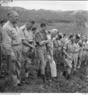 1942-10-29. FUNERAL OF NEW YORK TIMES WAR CORRESPONDENT, BYRON DARNTON, AT THE MILITARY CEMETERY AT PORT MORESBY. WAR CORRESPONDENTS AT GRAVESIDE. (NEGATIVE BY SILK)