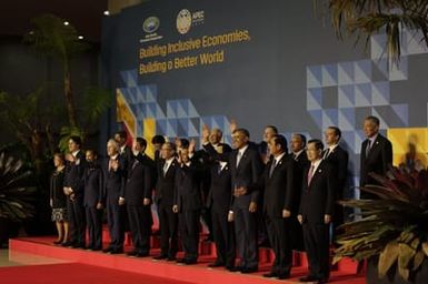 Barack Obama joins Asia Pacific Economic Cooperation Summit leaders for a photo in Manila, Philippines, November 19, 2015