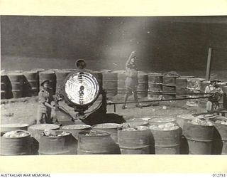 AUSTRALIAN GROUND DEFENCE UNITS OPERATING A SEARCHLIGHT DURING AN ENEMY NIGHT RAID AGAINST OUR POSITIONS IN NEW GUINEA. (NEGATIVE BY PARER)