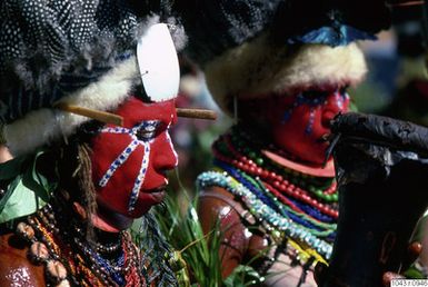 ["ansiktsmålning, huvudbonad, fotografi, photograph"]