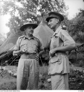 1943-03-02. NEW GUINEA. PORT MORESBY. SYDNEY DAILY TELEGRAPH NEWSPAPER WAR CORRESPONDENT GEOFFREY TEBBUTT WITH GENERAL SIR IVEN MACKAY