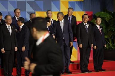 Barack Obama joins Asia Pacific Economic Cooperation Summit leaders for a photo in Manila, Philippines, November 19, 2015