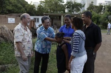 Barack, Michelle, Sasha, and Malia Obama Visit the Waikiki Zoo