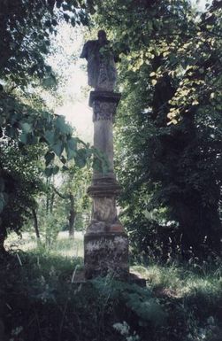 ["Upper Sukolom, the Stone Column with the statue of St. Anny Samoa, third.", "Horní  Sukolom, Kamenný sloup se sochou sv. Anny Samotřetí."]