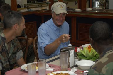 [Assignment: 48-DPA-SOI_K_Guam_6-6-7-07] Pacific Islands Tour: Visit of Secretary Dirk Kempthorne [and aides] to Guam, U.S. Territory [48-DPA-SOI_K_Guam_6-6-7-07__DI12047.JPG]