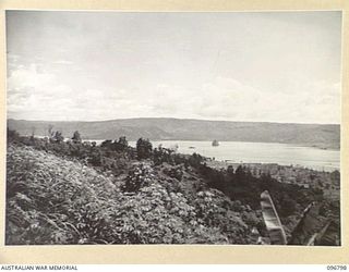 RABAUL,NEW BRITAIN. 1945-09-15. PANORAMIC VIEW OF THE TOWNSHIP AND SIMPSON HARBOUR, LOOKING T0 THE CRATER VULCAN ON THE FAR SHORE. (JOINS WITH PHOTOGRAPH NO.96797)