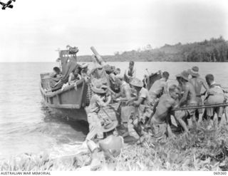 BIAMU, ORO BAY, NEW GUINEA. 1942-11-11. GUNNERS OF THE 2/5TH FIELD REGIMENT UNLOADING THEIR 25 POUNDER GUN AT BIAMU VILLAGE. THIS GUN IS BEING UNLOADED FROM A JAPANESE BARGE WHICH WAS CAPTURED ..